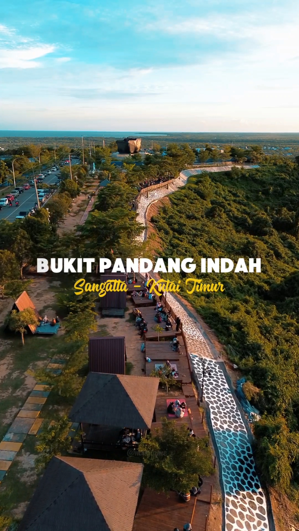 Mengakhiri tahun 2024 di kota tambang sangatta kutai timur, View keindahan bukit pandang indah di sore hari, tempat Santainya orang Sangatta menikmati senja. #sangatta #bukitpandangindah #kutaitimur 