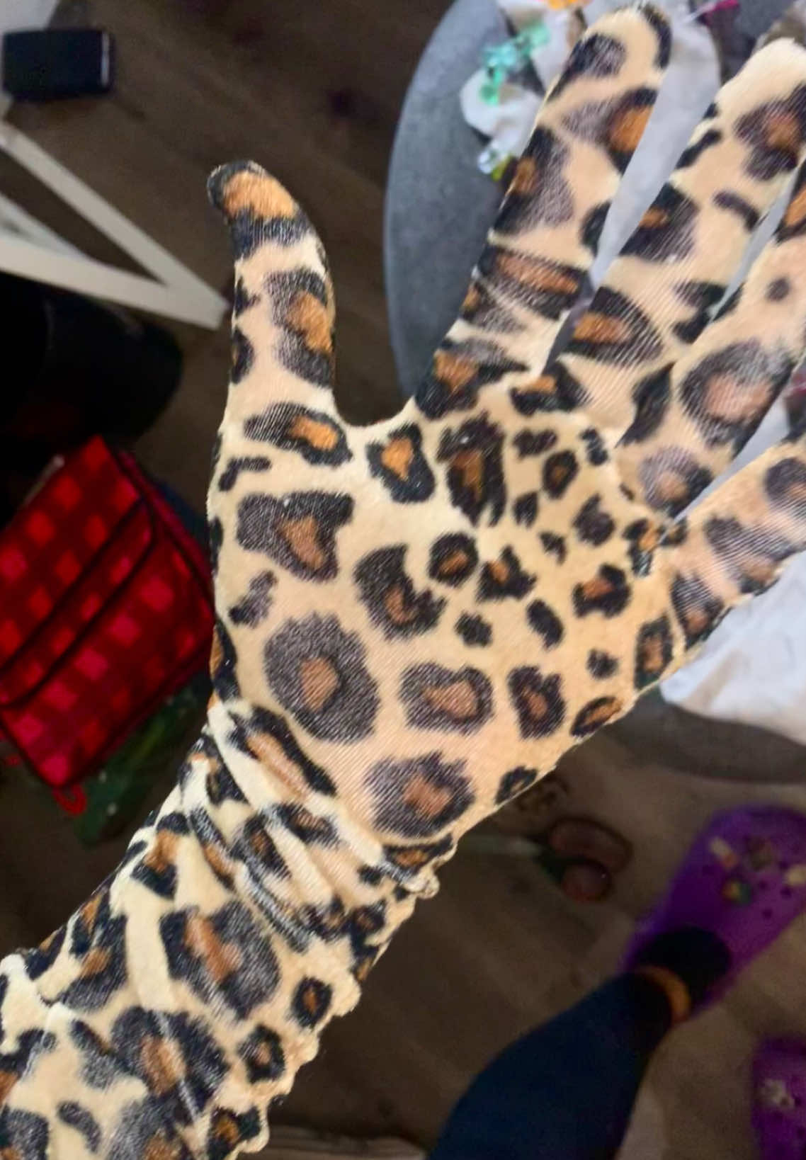 Upcycling clothing idea 👖🧤Leopard velvet leggings 🐾✂️transformed into opera gloves  #everythingtocci #upcycling #artist #recycledfashion #sewing 