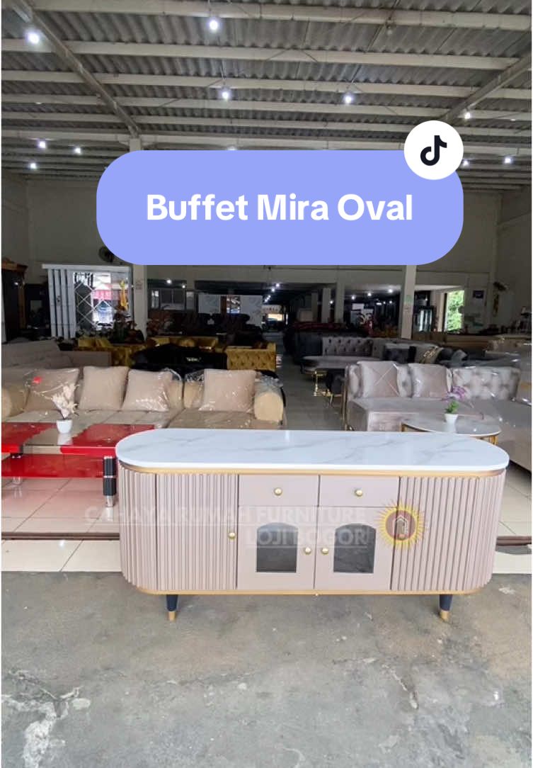 Ready ni Kaka Buffet Mira Oval , Bahan Kayu Multiplek , Silahkan di Orderr🥰🥰🥰 Yang Mau Custome juga bisa ya Kaka…. Promo: Gratis Ongkir JABODETABEK KOTA, diluar daerah tersebut mohon chat admin terlebih dahulu. Pembayaran boleh full di rumah setelah barang di terima (COD). Untuk informasi lebih jelas boleh hub ke wawa admin yang ada di bio, Cahaya Rumah juga menjual lemari pakaian, sofabed, meja rias, bufet, dan meja makan. Toko Offline: Cahaya Rumah Furniture memiliki 7 toko offline Buka setiap hari mulai pukul 08.00 - 17.00 WIB •⁠ ⁠(CR) Cahaya Rumah Tajur, Kota Bogor (Pusat) •⁠ ⁠CR Cabang Gunung Batu Loji, Kota Bogor •⁠ ⁠CR Cabang Leuwiliang, Kabupaten Bogor •⁠ ⁠CR Cabang Jalan Baru, Kota Bogor •⁠ ⁠CR Cabang Bojonggede, Kabupaten Bogor •⁠ ⁠CR Cabang Cimande, Kabupaten Bogor •⁠ ⁠CR Cabang Ciawi, Kota Bogor #fyp #furniturebogor #cahayarumahfurniture #custombarang #belifurnituredibogor #mebelbogor #perlengkapanrumah #buffet #sofamewah #jabodetabek #modern #aestheticfurniture