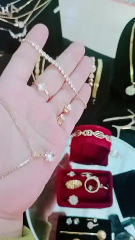 #setperhiasanwanita perhiasan bahan titanium berlapis emas anti karat dan tidak mudah luntur bisa dipakai sehari-hari nyaman tanpa menyebabkan alergi di kulit yang mau boleh banget ya silakan dicek di keranjang kuning dapatkan harga spesial akhir tahun harga promo