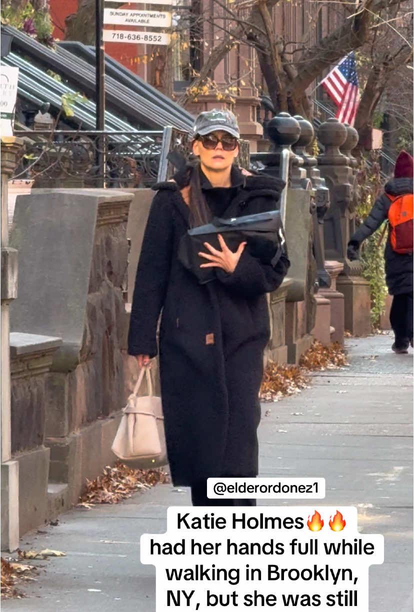 Katie Holmes 🔥🔥had her hands full while walking in Brooklyn, New York, but she was still stylish and beautiful.(🎥) @elderordonez1 #katieholmes #tomcruise  #blakelively #fyp #yourpage #Love #newyork #awesome #bradleycooper  #jenniferlopez #benaffleck #pretty #beautiful #happy  #justinbieber #haileybieber #kimkardashian #kyliejenner #ladygaga   #newyork #selenagomez #taylorswift