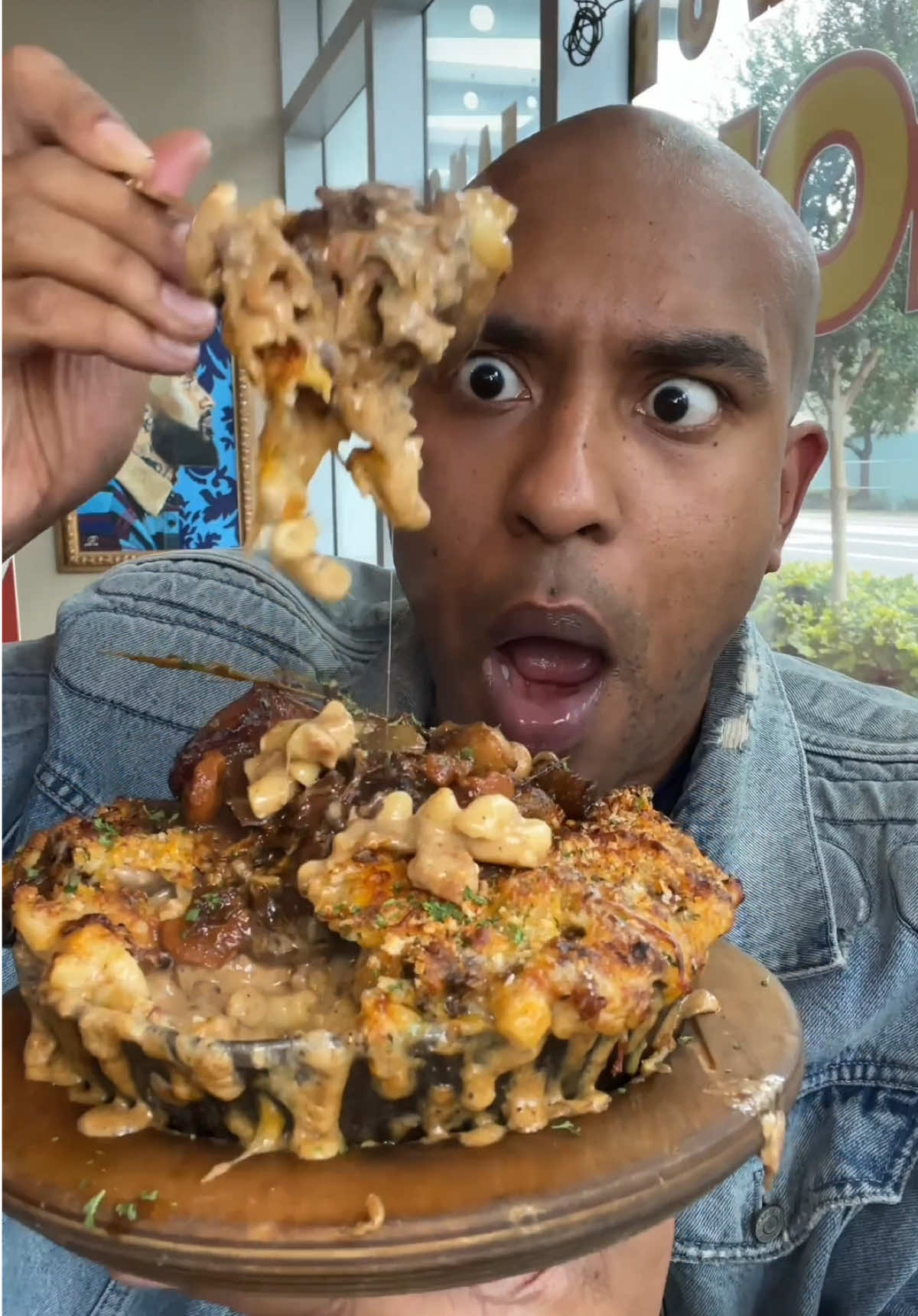 😋 Oxtail Mac N Cheese! Y’all trying it? 👀 @HouseOfMac 