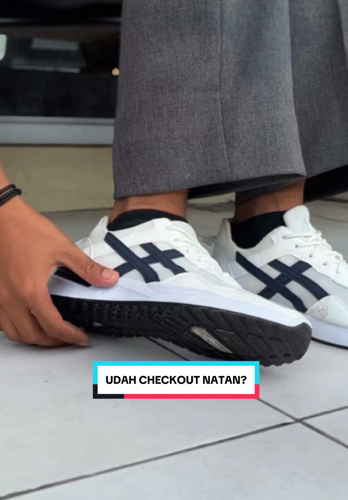 Desainnya keren tapi harga tetap murah meriah, gak heran kalau nathan cepat habisnya🫠 #Temaniharimu #larockingshoes #sepatugym #sepaturunning #rekomendasisepatu 