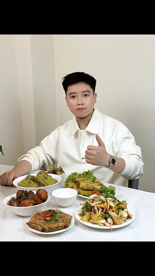 Chào cả nhà! Em là Kong bên kênh Nấu Ăn Dễ Lắm. Hôm nay là ngày cuối cùng khép lại năm 2024, em hy vọng những nỗi buồn, lo toan của năm cũ sẽ qua đi đối với tất cả mọi người, chào đón 2025 tốt hơn với thật nhiều niềm vui và hạnh phúc. Cảm ơn và Biết ơn rất nhiều với tất cả mọi người đã đồng hành cùng với em, nếu không có mọi người chắc chắn em không thể nào tốt được như bây giờ. Gửi tới những bạn trẻ, những anh chị đang có chung niềm đam mê ẩm thực giống em, mọi người cứ tự tin, cố gắng lên đừng sợ thất bại, hãy làm và đừng để ý kết quả, kết quả nó đơn thuần phản ánh những điều hiển nhiên trong quá trình mình nỗ lực của mình thôi, nếu đủ nỗ lực em tin chắc ai cũng sẽ có kết quả tốt. Em không giỏi ăn nói, nên có gì sai xót mong cả nhà mình hoan hỉ ạ! #nauandelam 
