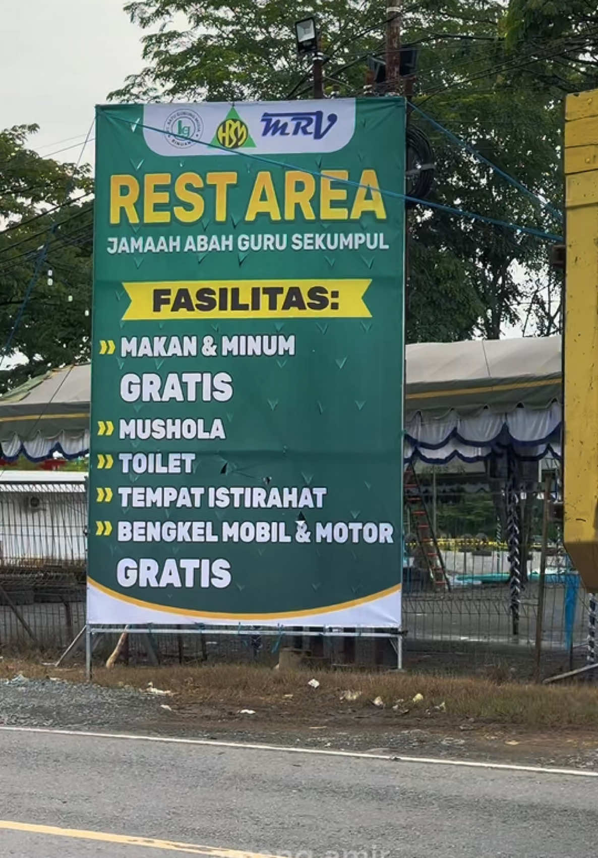 rest area gratis jamaah haul guru sekumpul, di dekat gerbang perbatasan tapin dan kabupaten banjar.  menyediakan jamuan makan gratis, bengkel gratis, posko kesehatan, dengan fasilitas yang lengkap dan parkir yang luas. #poskohaulgurusekumpul2025 #haulgurusekumpul2025 #sekumpulmartapura