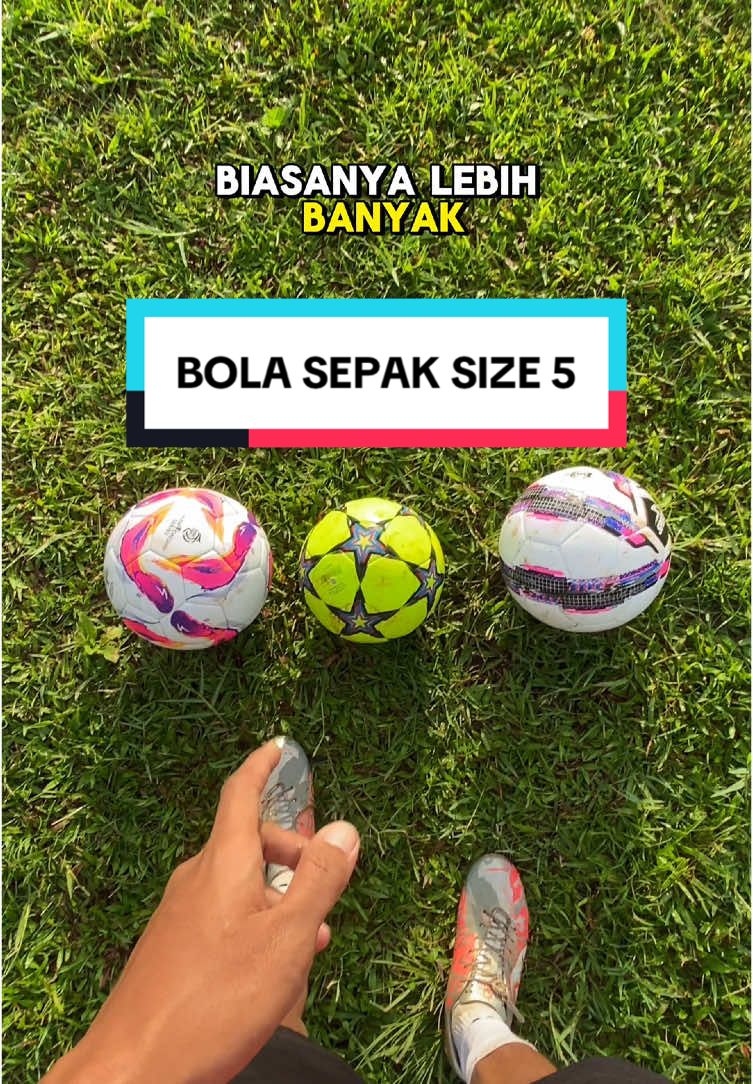 Bola sepak size 5 dan bola sepak size 4 rekomendasi buat kalian gunakan latihan nih, harganya 80rban aja #bola #bolasepak #sepakbola 