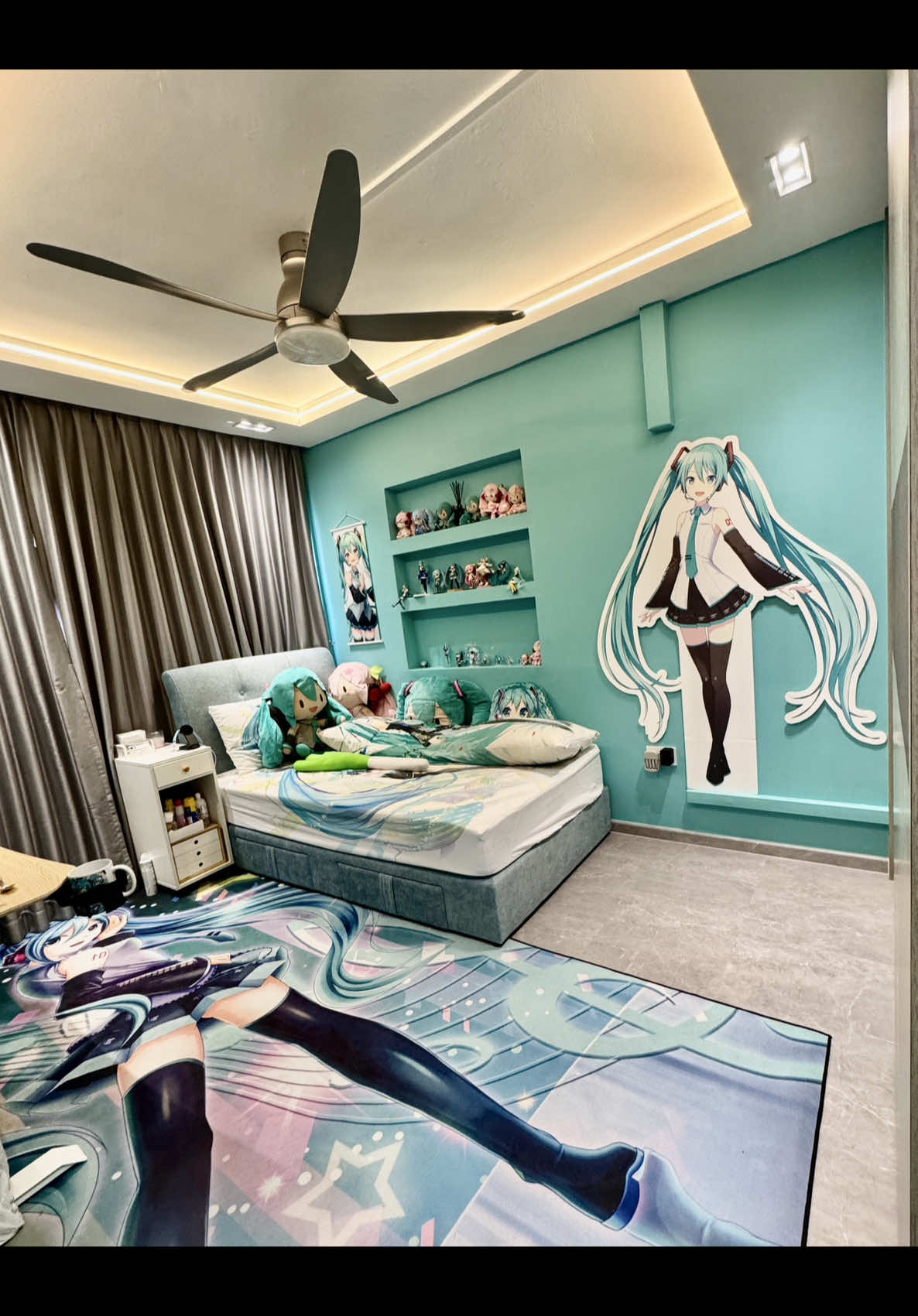 Ending the year with a room tour of my HatsuneMiku themed bedroom 🥰 what do you guys think? 🩵 . . . . #RoomTour #animeroom #vocaloid #anime #ミク #sgcosplay #vocaloidmiku #miku #projectsekai #projectdiva #hatsunemikucosplay #mikucosplay #aesthetic #初音ミク #mikugerms