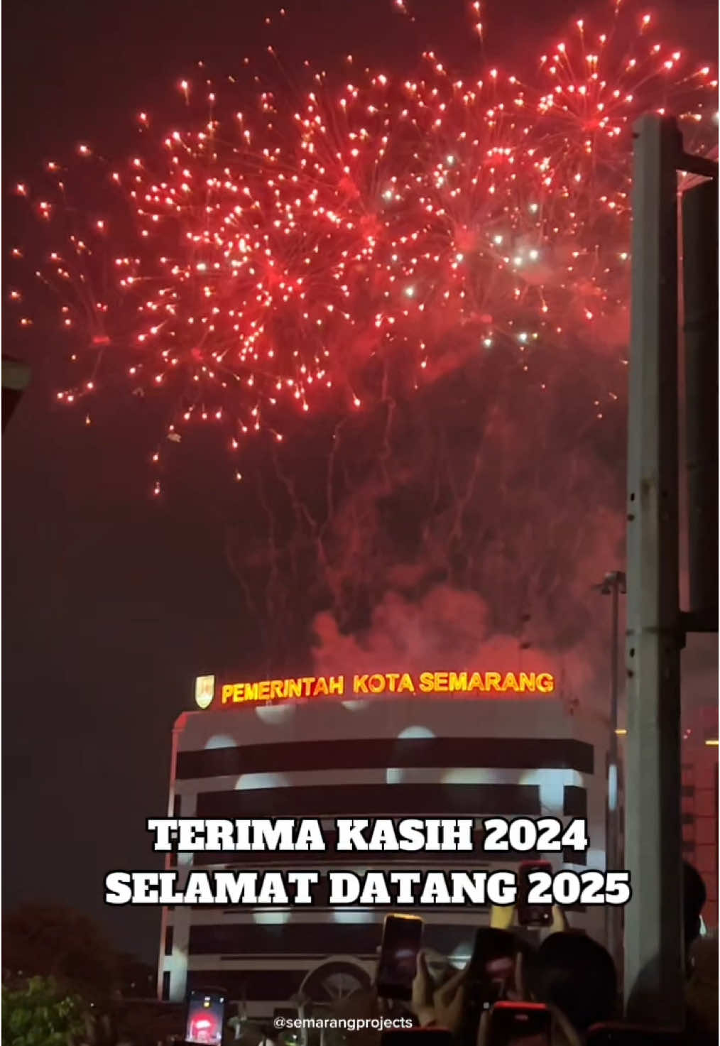 Terima kasih 2024, Selamat Datang 2025 Terimakasih atas perjuangan, dedikasi, kerja keras, doa, dukungan, harapan, cita-cita dan semua hasilnya. Semoga di tahun 2025 menjadi tahun yang lebih baik lagi, kita semua selalu diberikan kesehatan, kesuksesan, kebahagiaan dan rejeki yang berlimpah. Selamat Tahun Baru 2025 #selamattahunbaru #happynewyear #pestakembangapi #tugumudasemarang #semarang #semarangprojects #semaranghits #semarangpride #semarangtiktok #fyp #foryoupage #foryourpage #foryoupageofficiall #fypシ #fypage #viral #masukberanda 