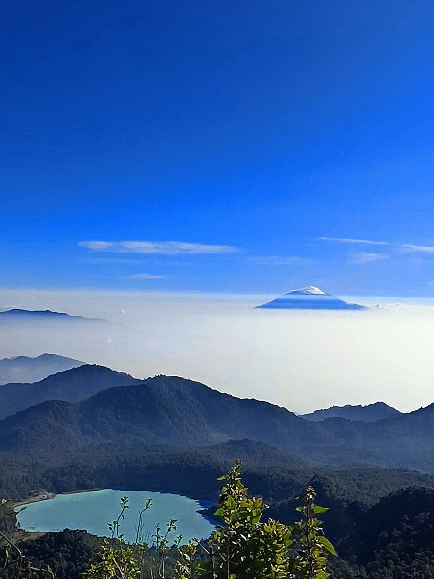 Lautan awannya tipis😁 #gunungsagaragarut #gunungsagara #gunungsagaragarut2132mdpl #pendakigunung #mendaki #cloud #sun #vibes #mendakigunung #fy #fyp #fypシ゚viral #awan