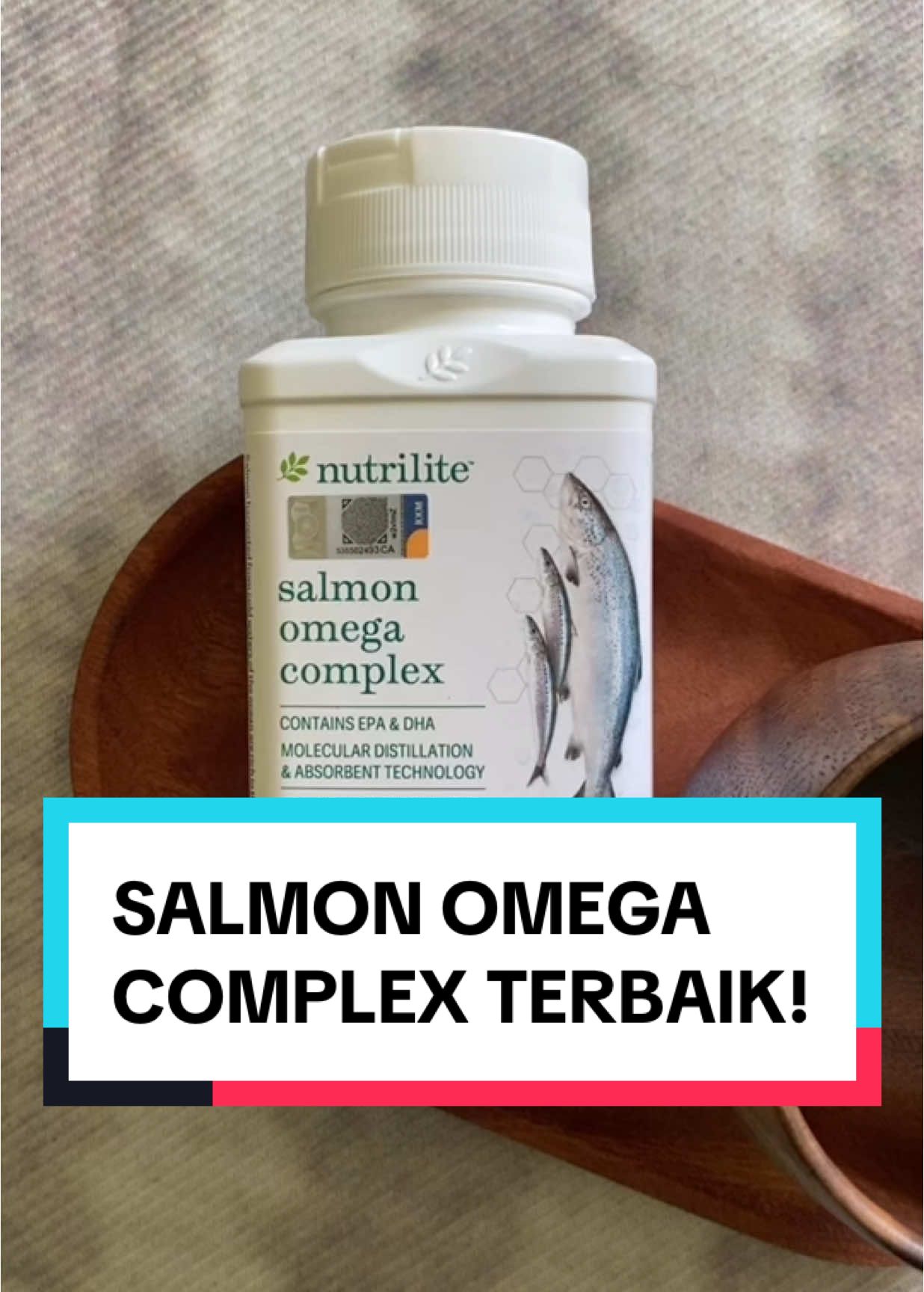 SALMON OMEGA COMPLEX Tengah mencari fish oil terbaik ke? Salmon Omega ni ada tocopherol juga tau. Takkan bau hanyir dan rancid. Kualiti ikan juga adalah terbaik. Dan yang paling pentimg sekali, terlampau banyak khasiat Salmon Omega ni. Sampai saya tak tahu nak letak yg mana satu dalam video haha.  Kalau korang nak tahu, salmon omega complex ni memang best seller. Almost setiap customer kami akan grab sebotol tau! Kalau berminat boleh DM, comment, atau click link di bio saya ok!  #fyp #salmonomega #nutrilite #amwaymy #amway #fishoil #healthylife #healthyme #capcut 