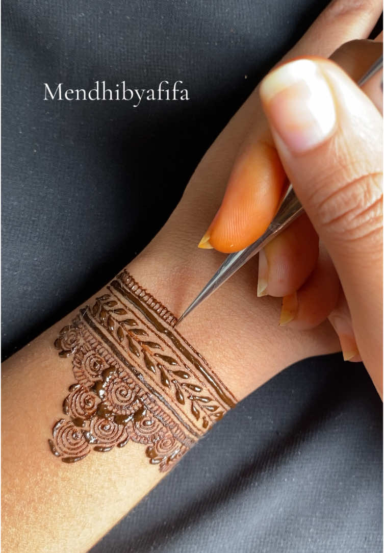 henna #mendhi #viralvideos #reels #relitfeelit #simpleeid #eid #eidlook #hennartist #simplehenna #hennalove #Love #hennaart #hennatattoo #eidmubarak #eidseries #hennalahore #lahoreartistofinstagram #partdesign #uniquehennadesign #viraldesign #forupage #videoviral 