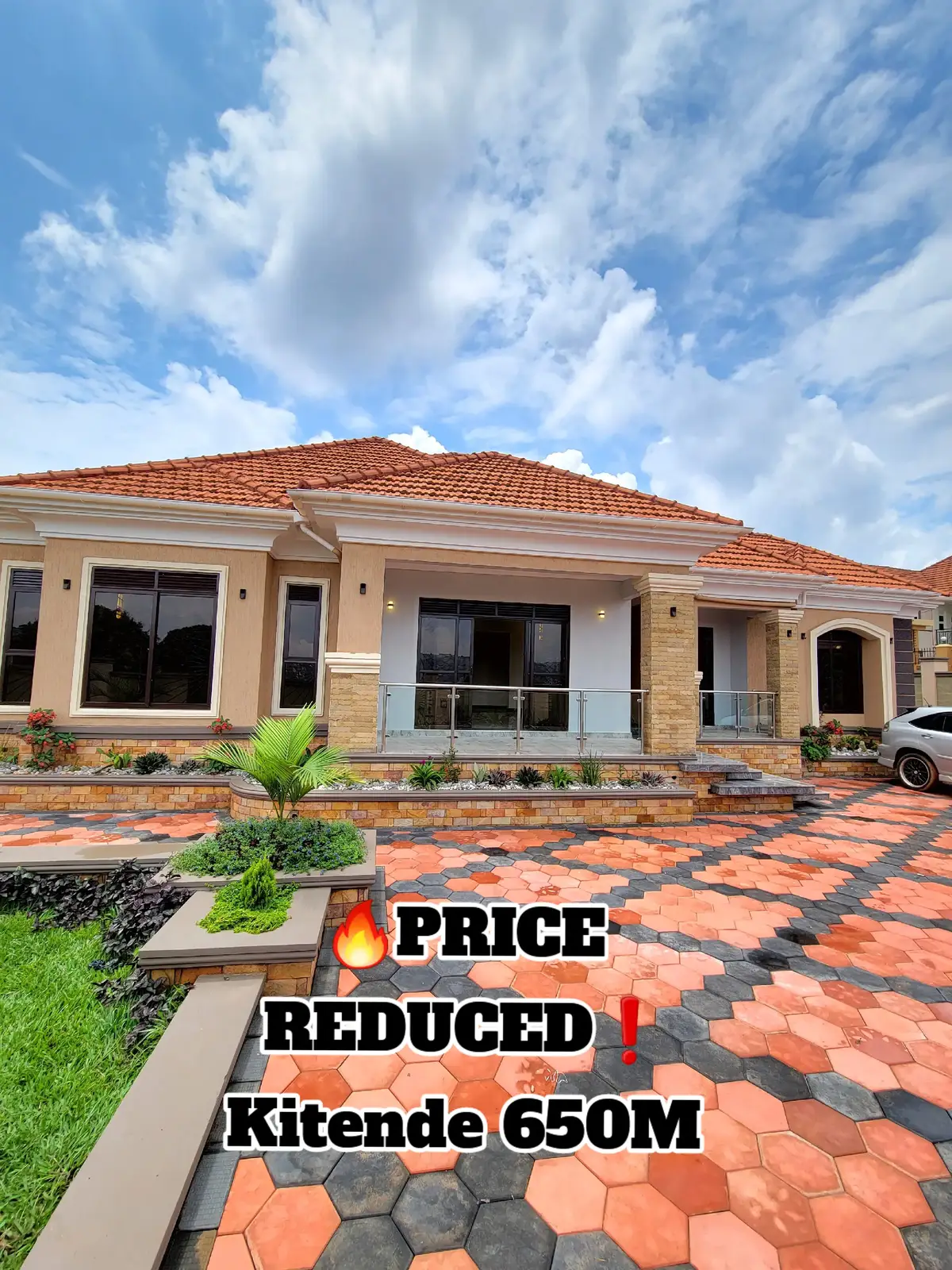 🔥🔥Good Deal❗️ Elegant and super luxurious bungalow on sale at Kitende  4 bedrooms  4 bathrooms  Servant quarter  17 decimals Ready private mailo title  Price now 650Million Ugx  #onthisday #uganda #houses #ugandanstiktok #fyp #luxury 