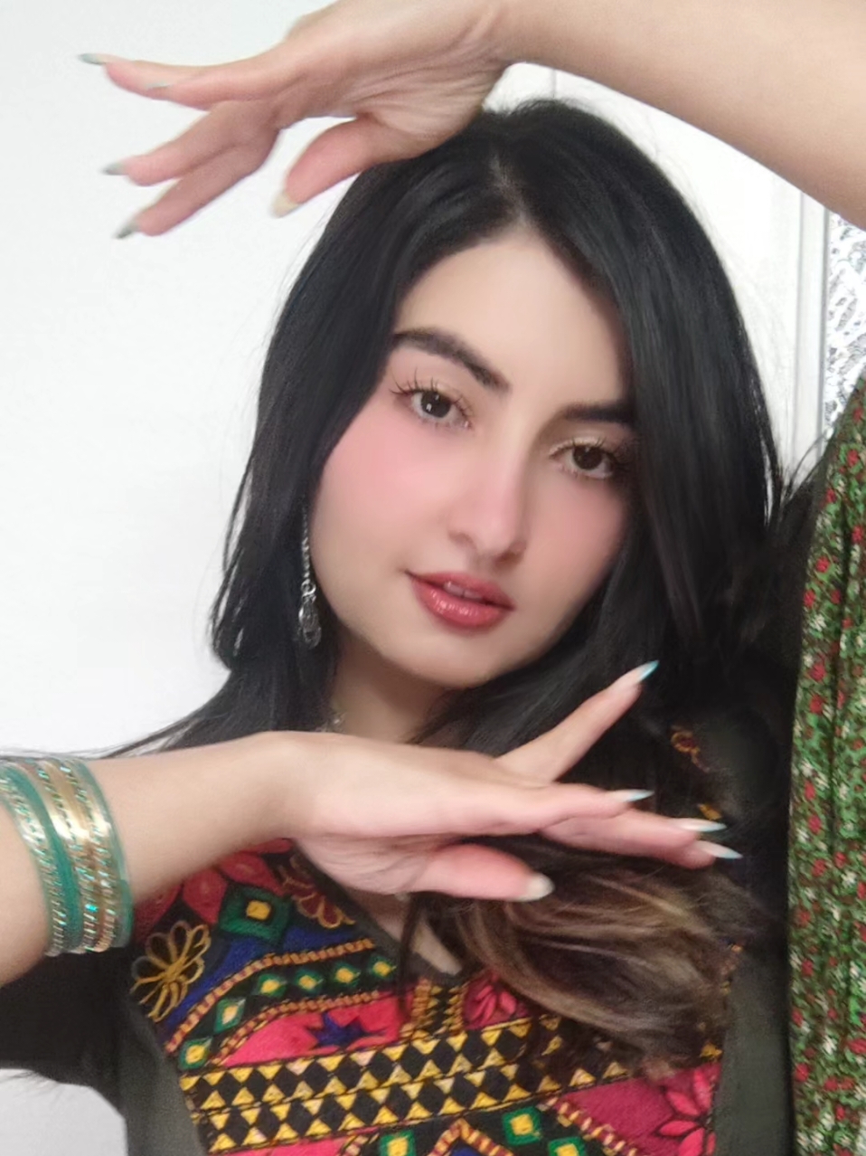 No hate just love for everyone 😍 #pashtosong #minakhan #fypage #fup #afghandress 