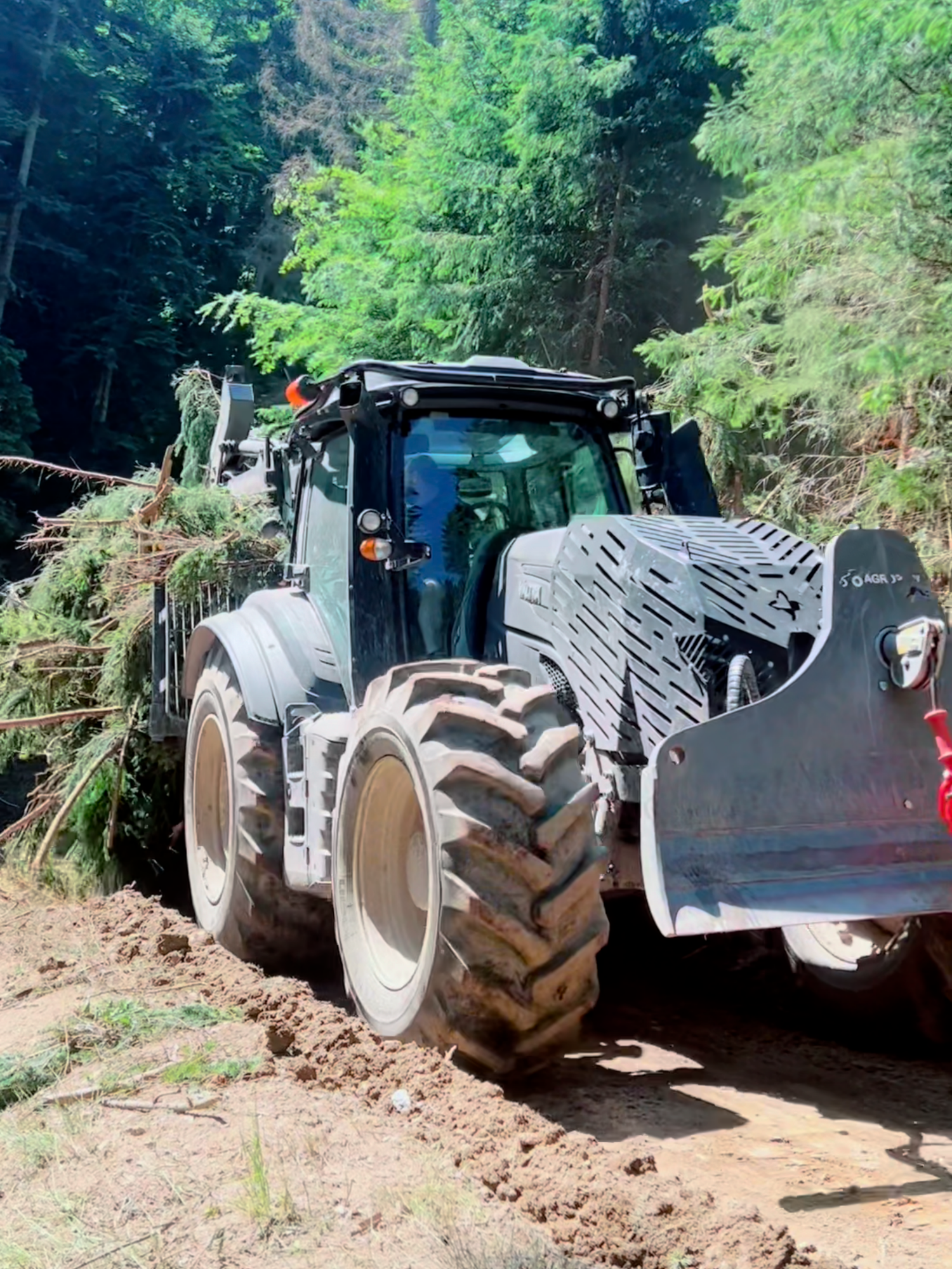 EXTREME VALTRA FOREST Channel @forest_focus #valtra #valtrapower #foresttractor #extremeineamm #grumier #amazingdriver #kronos  #foresttrailer #tractor #loggingislife #projernač #forest #forestwork