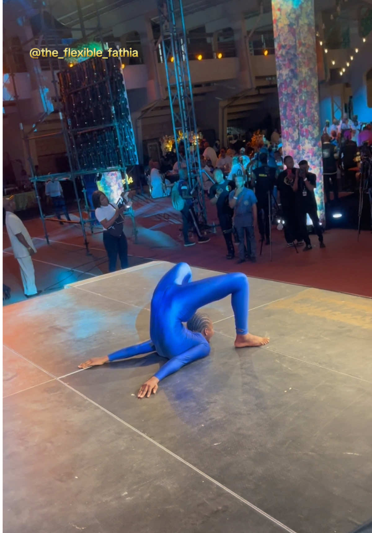 I was honored to perform before the governor of Lagos State (Gov. Olushola Sanwoolu), high profile dignitaries and Royalties at the Lagos Lawn Tennis Club Anniversary. #contortion #lagosparty #royalty #yogaflow #flexibility #lagos #party #goviral #dettydecember 