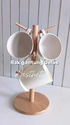 suka banget, gak makan tempat 😍 #rakgelas #rakgantunggelas #rakkayu #tempatgelas #KitchenHacks #masukberandafyp #gaknyeselbeliini✅ #fyp #dapuraesthetic #dapurminimalis #dapursederhana #kitchen 