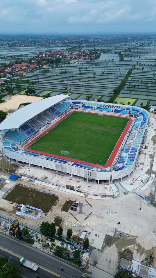 Kondisi terkini Stadion Surajaya Lamongan Jawa Timur ✨ semoga cepat selesai pengerjaan nya dan bisa berlaga di kandang😇😇 Monggo yg request silahkan tinggalkan komentar ✨ #lamongan #stadionsurajaya #jawatimur 