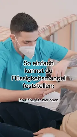 Wie stellst du einen Flüssigkeitsmangel fest? - Mit dem Hautfaltentest. 🤚🥤
 So einfach gehts: Eine Hautfalte am Handrücken nach leicht nach oben ziehen. Bleibt diese nach dem Loslassen stehen, ist dies ein Indikator für einen Flüssigkeitsmangel.
 
 Weitere Infos zur Pflegeausbildung unter:
 www.neuepflege.bayern/jetzt-bewerben. #Pflegeazubi #Pflegeausbildung  #NeuePflegeBayern #Pflege #LernenMitTikTok #howto #Ausbildung #ErsteHilfe