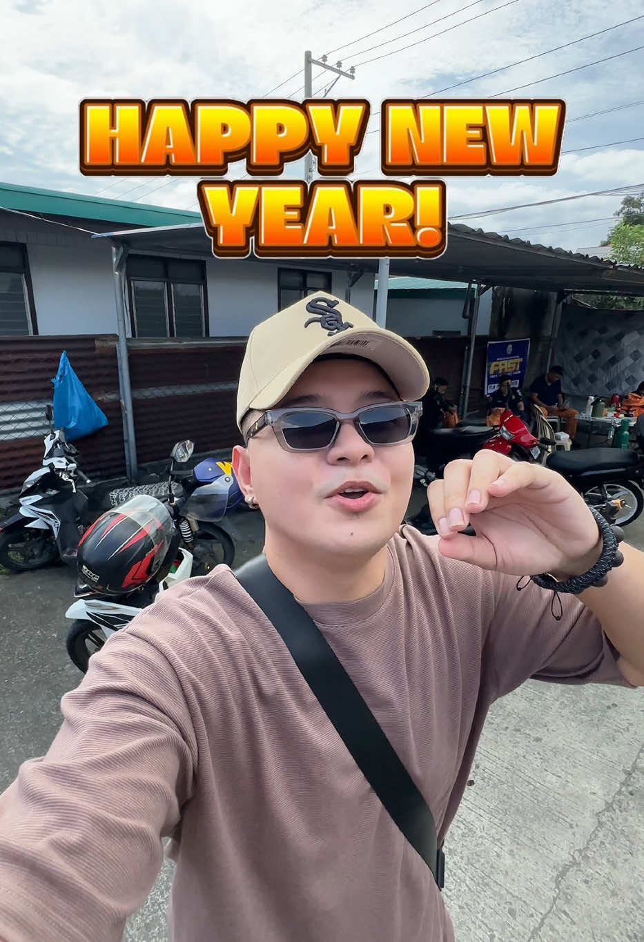 HAPPY NEW YEAR EVERYONE!! ANO FAVORITE MONG PAPUTOK NGAYONG BAGONG TAON??🤔❤️👏🏼🥳 MORE BLESSINGS PA SATING LAHAT NGAYONG 2025🎆🎇#TiktokNiKuyaJibe #fyp #jayveemendoza #mamayjibe #minivlog #HappyNewYear #HappyNewYear2025 #2025 #KwentoNiKuyaJibe #jayveebjorn #Vlog #tiktokph #trend #trending 