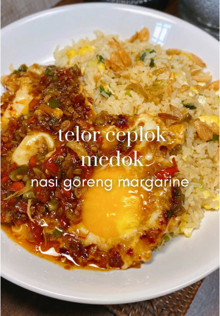 Telor ceplok medoookkkkk🫶🏻🫶🏻✨ iseng iseng nyobain resep yang sempet viral beberapa waktu lalu dan ternyata memang beneran enak apalagi dimakannya bareng sama nasi goreng margarine ini yang makin guriihhh & wangi bangettt! . Resep telor ceplok medok: 2 bh telur 2 bh bawang putih cincang 3 bh bawang merah cincang 5 bh cabe rawit 1 batang daun bawang . Campuran saus : 1 sdm kecap asin 1 sdm kecap asin 2 sdm saus sambal 1 sdm saus tiram 10 sdm air . Resep Nasi goreng Margarine:  500 gr nasi putih 3 sdm margarine 1 batang daun bawang 2 bh telur 2 sdt Desaku Bawang Putih Bubuk 1/2 sdt Ladaku Merica Bubuk 1 sdt garam #nasigoreng #nasigorengmargarin #resepnasigoreng #telorceplokmedok #telorceplok #reseptelur #telorceplokkecap #masakansimple #resepsimple 