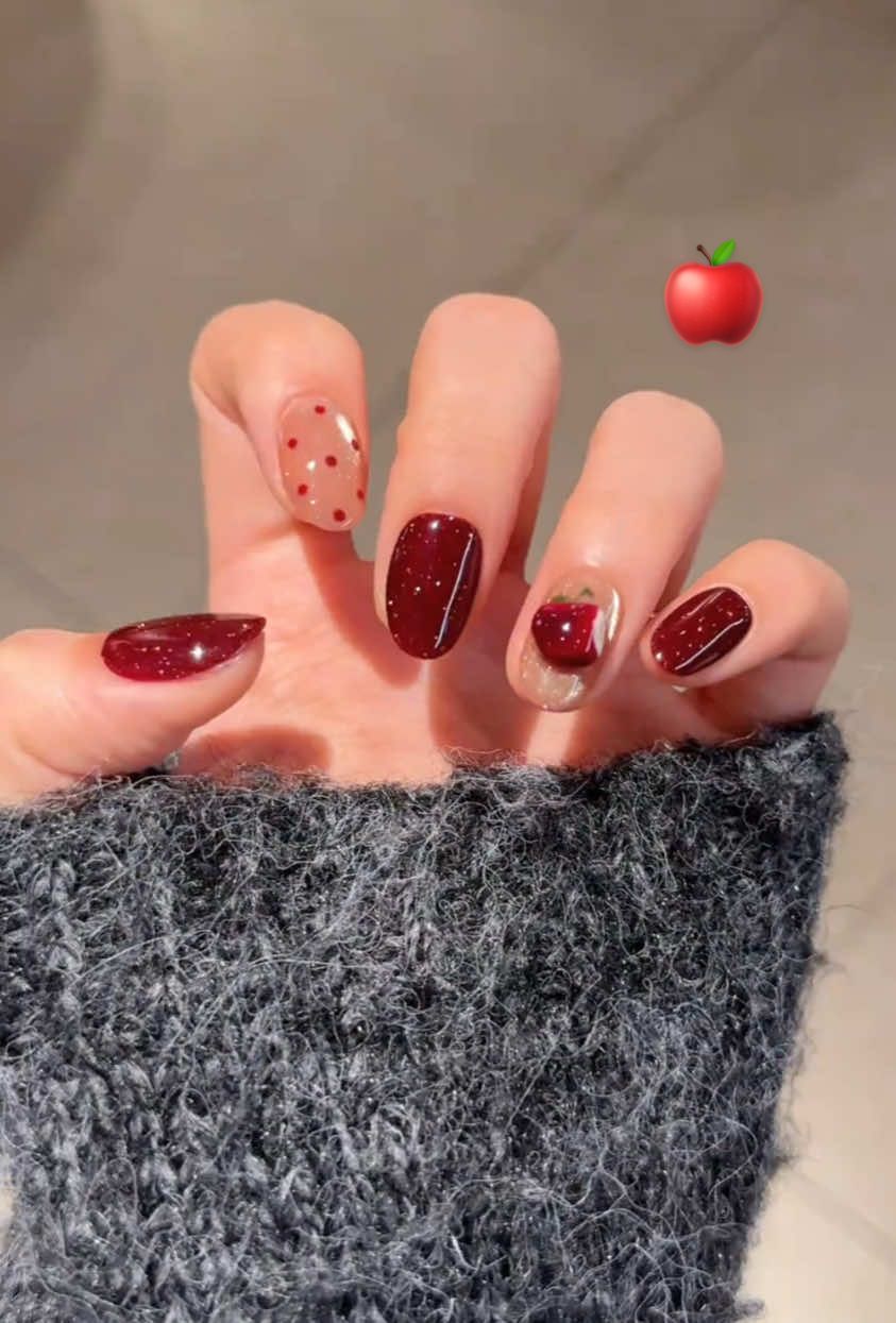 เล็บสีแดงแอปเปิ้ล 🍎✨ แซ่บแต่ยังดูหวาน สวยเด่นทุกมุมมอง! 💅 ใครอยากได้เล็บปัง ๆ แบบนี้บ้าง #เล็บสีแดงแอปเปิ้ล #เล็บเจลแซ่บๆ #เล็บสายแฟ #เล็บสวยหรู #เล็บปังๆ #เล็บเจล