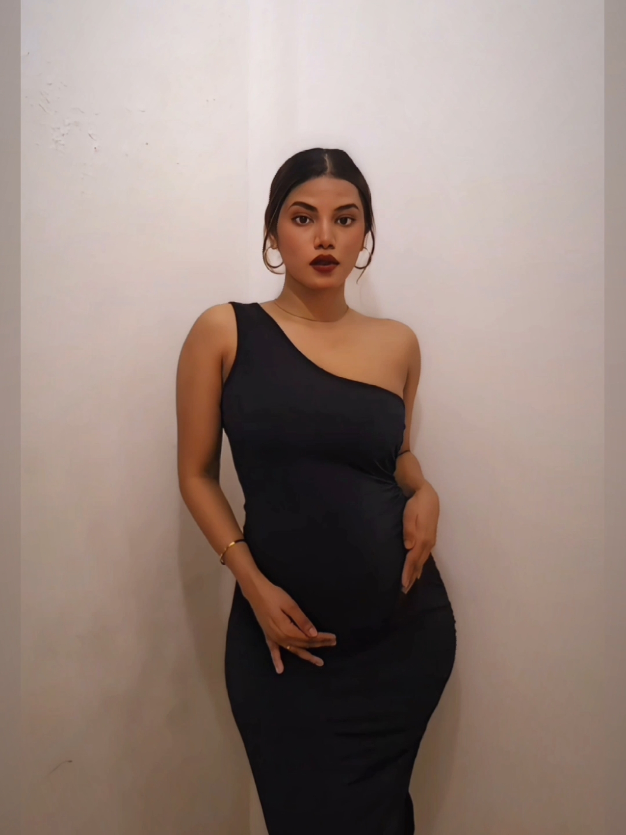 Styling my baby bump with this beauty I got from  @ÈLÉ Fashion  🙈✨️ #thankyou2024  #newyeareve  #babybump   #srilanka  #nye  #foryou #fyp  #tyla #push2start  #clothes  #trending   #capcut  #2024 #mavi  #viral 