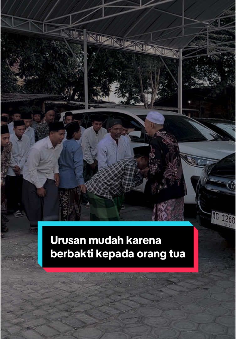 Melawan orang tua? jangan ya dek yaa. ~KH. AHS. Zamzami Mahrus . . Lirboyo menuju 115 tahun, 1 Abad Madrasah Hidayatul Mubtadiin, MUNAS V HIMASAL, MUNAS LIM II & Reuni Akbar VI. . . #pondoklirboyo #lirboyo #115lirboyo #1abadmhmlirboyo #munashimasal #munaslim #reuniakbarlirboyo #haulhaflahlirboyo #santrilirboyo #santri #santripondok #santrikeren #santriindonesia #santriwati #santrisalafi #kediri #kyailirboyo #dawuh #dawuhmasyayikh #dawuhguru #ulama #kyaizamzamimahrus 