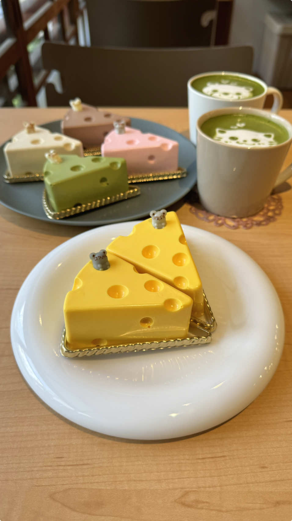 2024年にバズったスイーツ5選🧀 ① 京菓る茶cafe 📍京都 口福のチーズケーキ ¥570 ② SOBOONG 📍東京 塩パンたい焼き ¥500 ③ 板屋本店 📍石川 こもかぶり ¥355 ④ たねやクラブハリエ八日市の社 📍滋賀 デセールバームショコラ ¥2000 ⑤ 藤菜美 📍京都 わらび餅三色詰め合わせ ¥1251 #グルメ #スイーツ #日本美食 #japanesefood #tiktokfood 