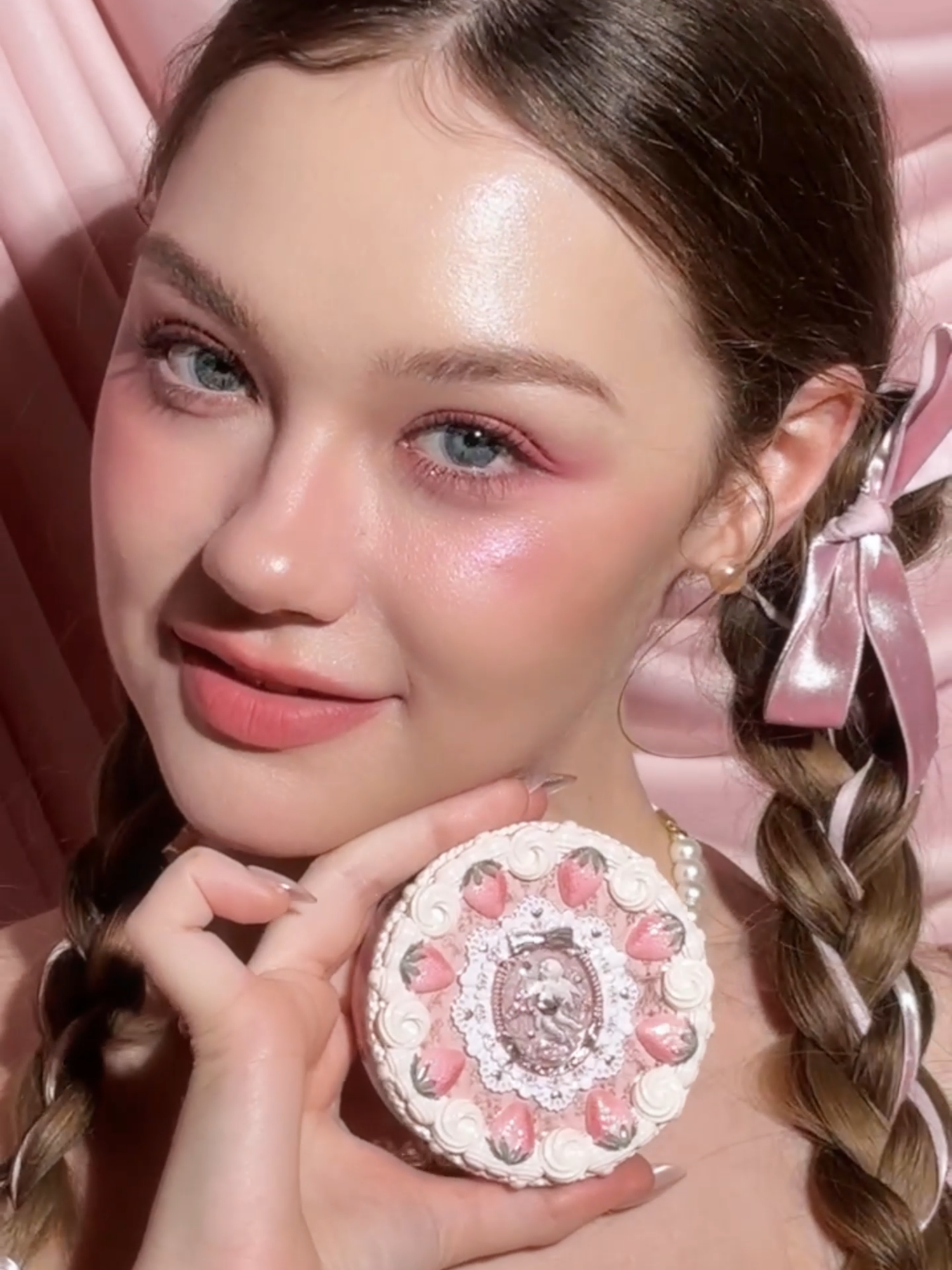 Transforming into a berry sweet, pink perfection 🍓✨#flowerknows#strawberrycupid#makeup#makeuptransition#strawberrymakeup#transitionidea#makeupinspo#aesthetics#coquette#coquetteaesthetics