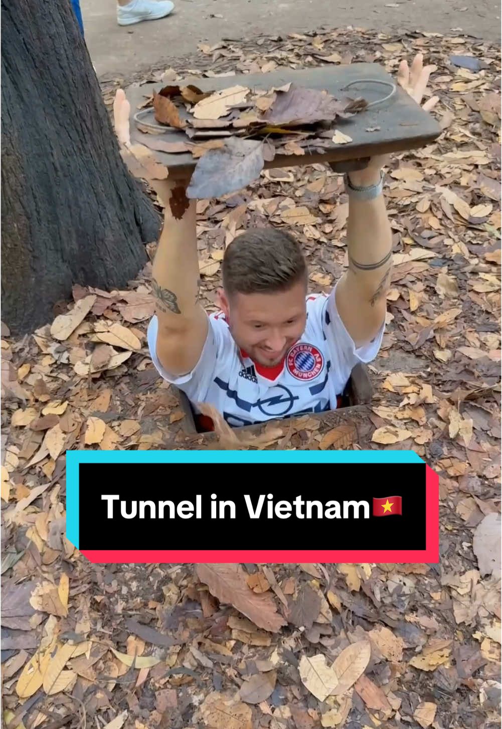 Hättet ihr euch da rein getraut?😱  Ein wirklich heftiges Erlebnis und ein must visit wenn man in Ho Chi Minh City ist.🇻🇳 Die Tour geht einen halben Tag & hat 17€ pro Person gekostet, die Tunnel waren mega spannend aber das drum herum ist leider etwas sehr touristisch und überlaufen. Trotzdem eine Empfehlung von uns!🙏🏽  @alinaxloves  #vietnam #hochiminhcity #cuchitunnels #reise #reiseblogger #reisen #reiselust #travel #traveltheworld #travelvietnam #travelcouple #vietnamreise #vietnam🇻🇳 