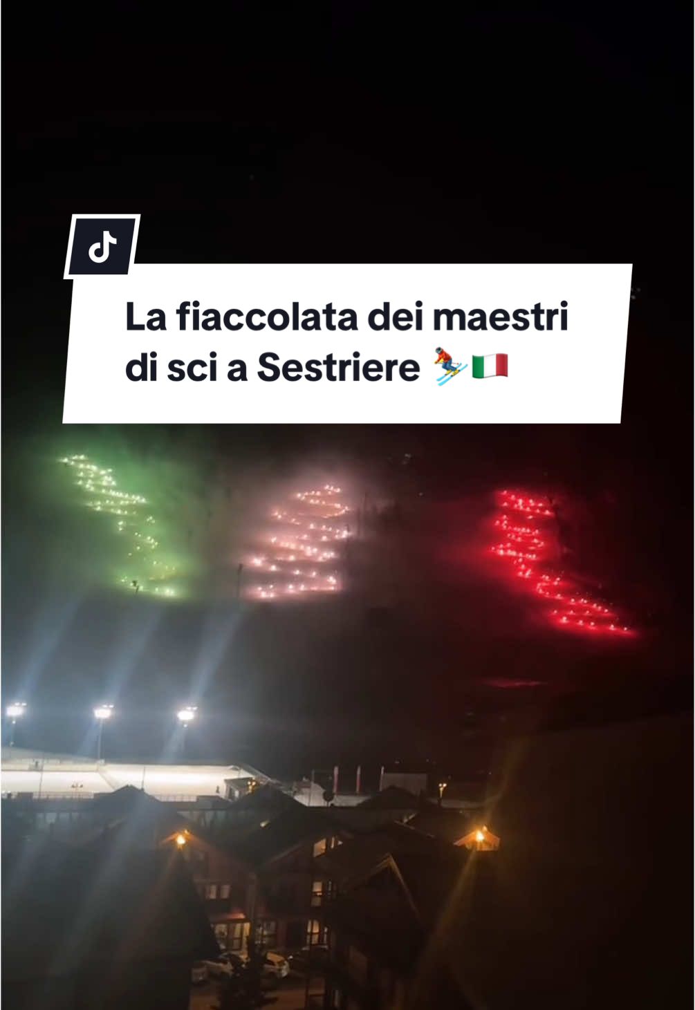 A Sestriere la fiaccolata dei maestri delle scuole di sci con i colori dell'Italia che illuminano le piste. 🫶 #sportazzurro 