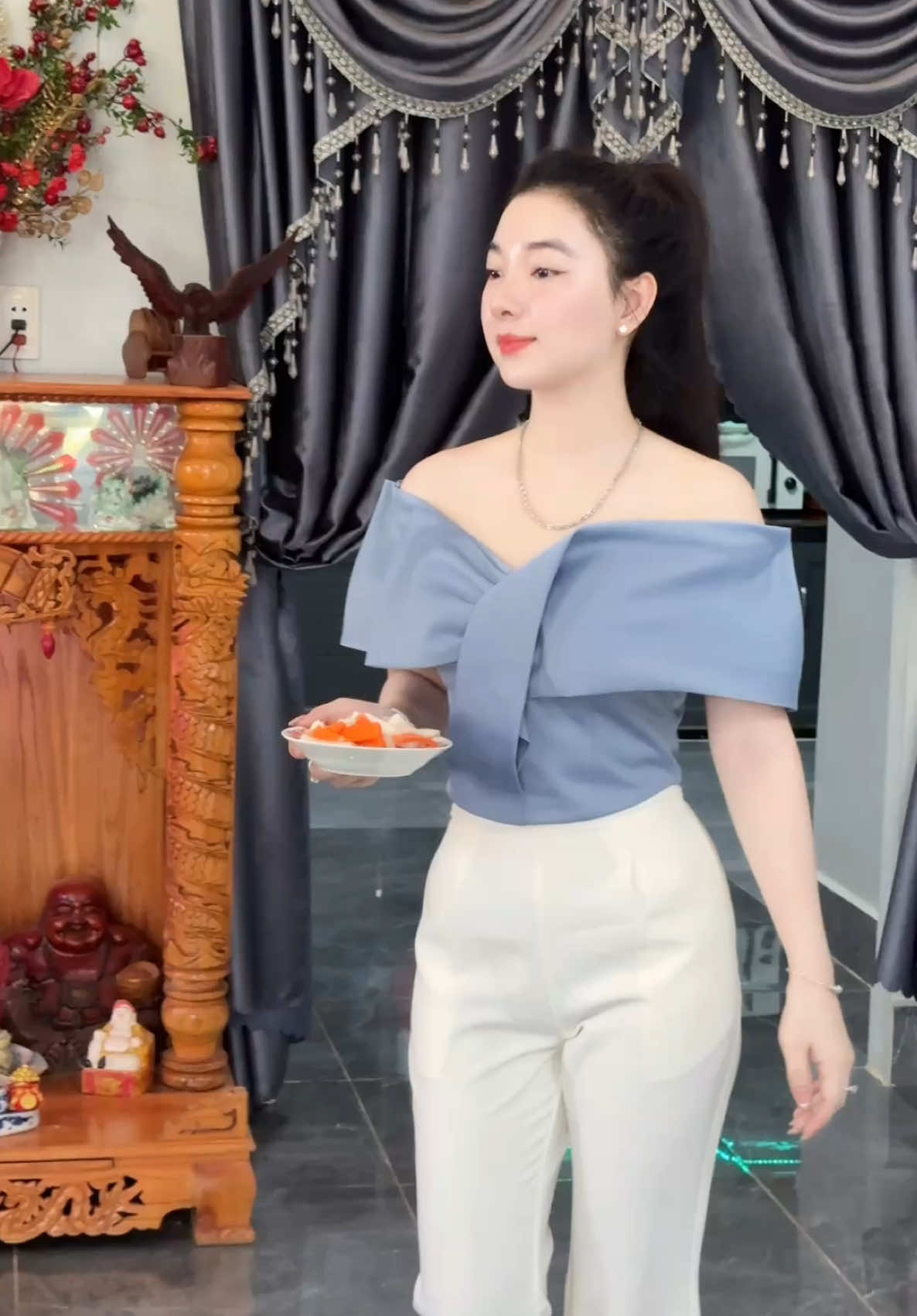 Hai mươi mấy tuổi đầu, mới làm con gái ngoan của má một hôm🤭