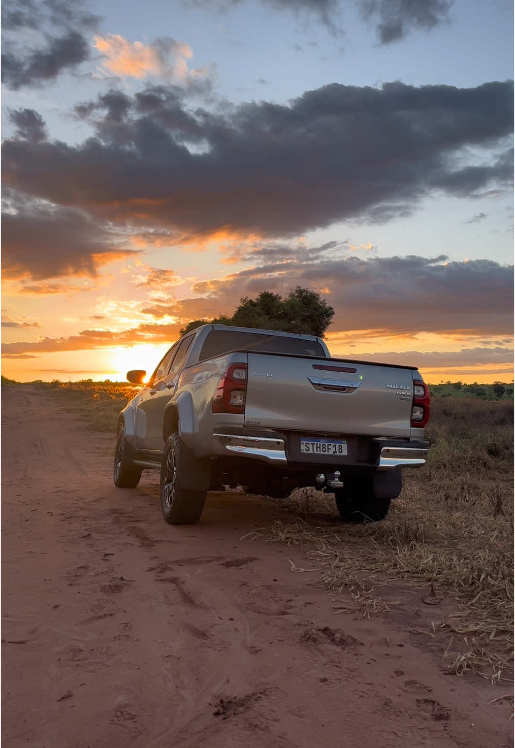 Último do ano, com essa vista que parece um sonho 😍💭 . . . . . #hilux #hiluxsrxplus #caminhonete #pickup #brasil #veiculo #hiluxsrx #bruta #4x4 #truck #bfmsoficial #agro #car #offroad 