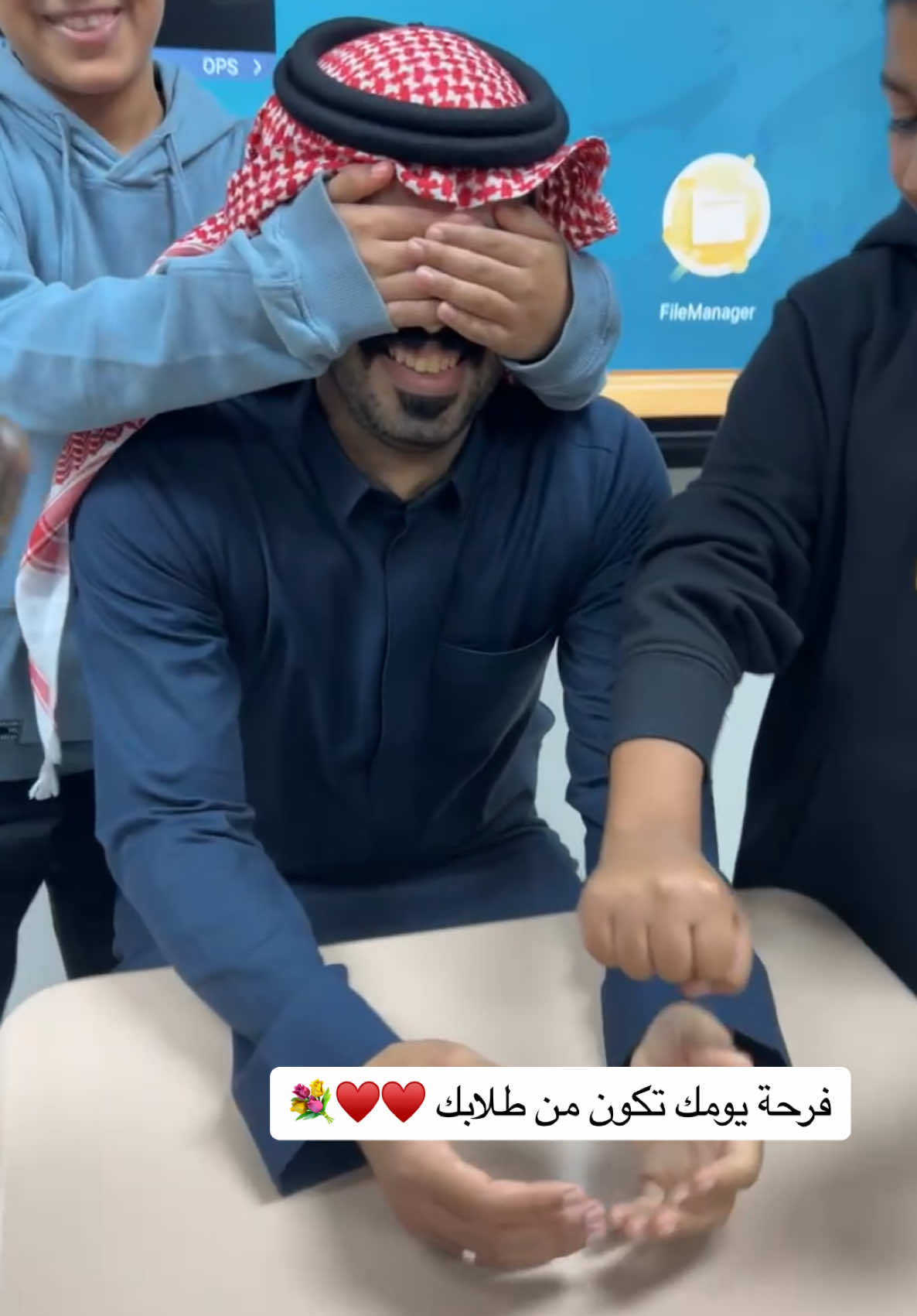 تبدأ يومك بطلاب يحبونك وش أحلى ♥️♥️🥹 #طلابي #مدارس_التهذيب #المعلم #ترند_المعلمين 