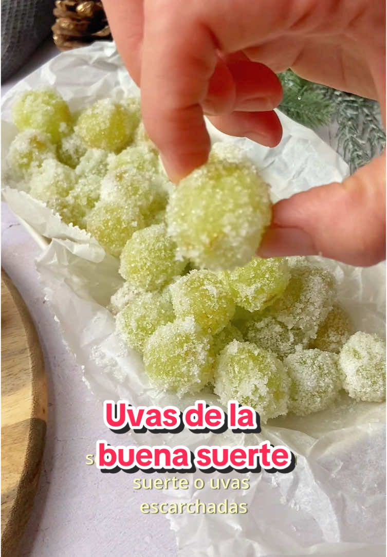 COMPARTE LAS MEJORES UVAS DE LA BUENA SUERTE Despedimos el 2024 con estas uvas de la buena suerte . 👑🌲GUARDA este aperitivo  fácil y ETIQUETA con quién lo compartirías por qué te va a encantar. Ingredientes: 300 g de uvas verdes sin semillas 200 ml de vino blanco seco o prosecco 80 ml de vodka Azúcar o endulzante Reservar en el frigorífico mínimo 4 horas. Pasar por tu edulcorante y a .. ¡Disfrutar! Feliz Ańo 2025 a todos! ¿Te apetece probarlas? #uvas #uvasescarchadas #uvasfindeaño #grapes#recetassencillas #recetasnavidad #recetasfaciles #nochevieja #uvasverdes #uvasfrescas  #uvasdelasuerte #snacksaludable #christmasrecipes #EasyRecipes #recetasnavideñas #recetasdenavidad #recetacasera #recetasfaciles #aperitivonavideño #RecetasSaludables #christmasfoods #uvasverdes #recetasconfrutas #uvasdiferentes #recetasfacilesyrapidas  #mapetitebouchee #uvassinsemilla #uvassinpepitas #recetasconfrutas 