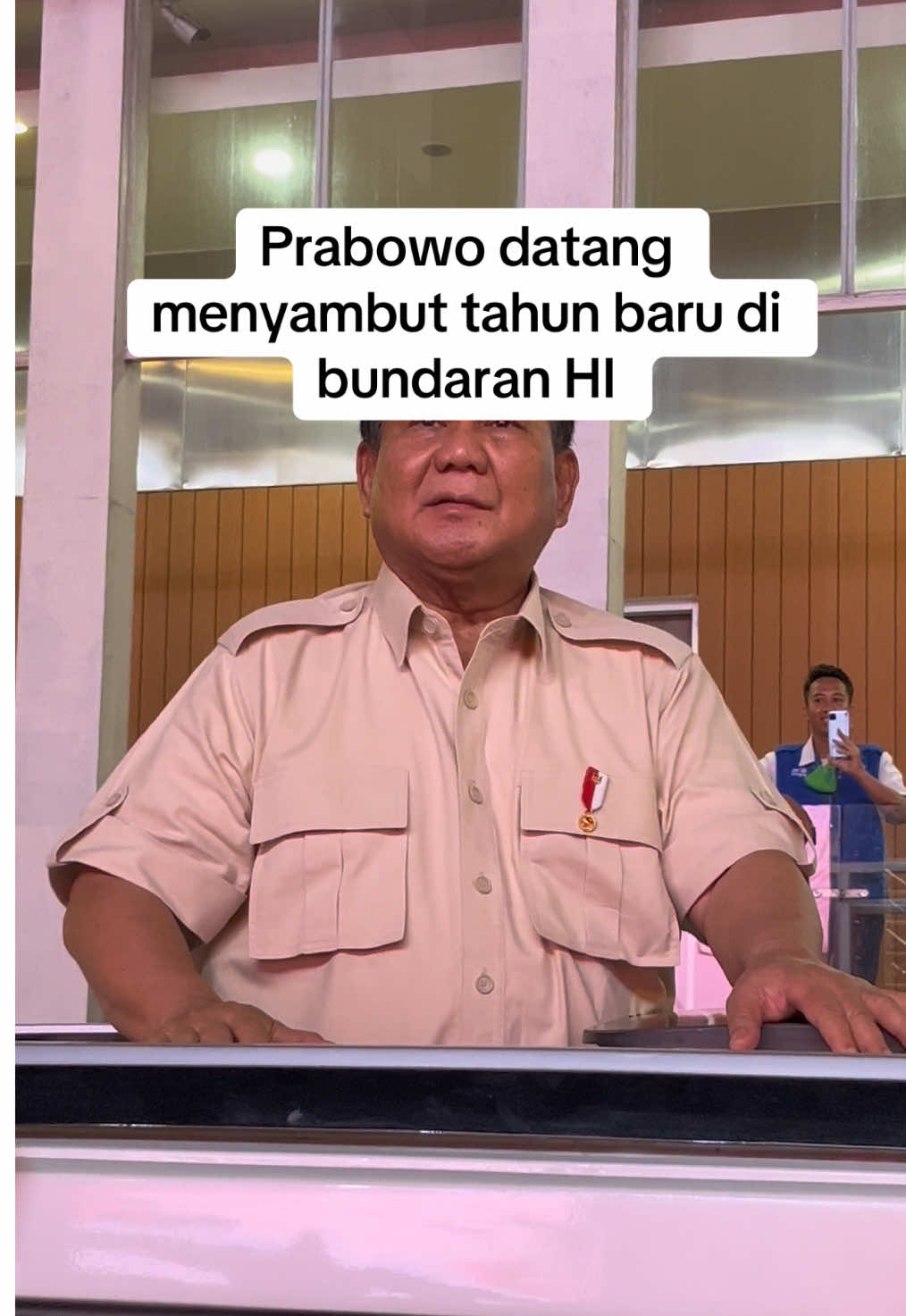 Bpk #prabowo datang dong. kaget dan sedeket ini saya vidio #sarinah #bundaranhi #tahunbaru2025 #happynewyear @gerindra 