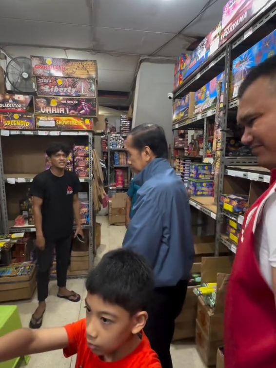 Pak Jokowi ngantar cucu beli mainan di toko mainan di pinggir jalan #jokowi #fyp #trendingreels #trendingtiktok 