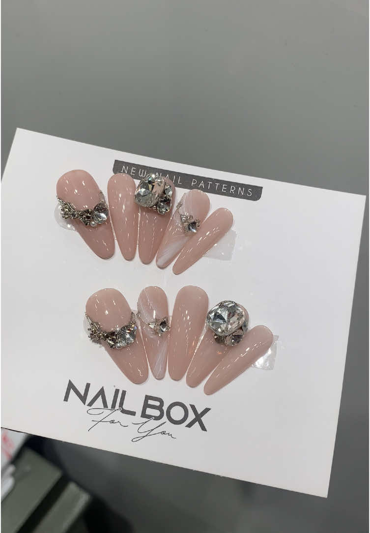 💅Bộ nail cuối cùng của năm 2024  Mong sang năm đc cong dis lên làm nail cả ngày  Gần tết r thượng đế nào cần nailbox thì ới sớm nha chứ để sát tết là làm hăm kịp à nhen 🥰   #nailboxthietke #naildinhda #xuhuong #naildo #nailtet #maunaildep #nailnhenhang #nails 