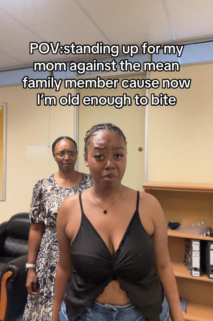 But guys😭😭why does my mom look like that🥲💀she looks shooketh #fyp #kuhle_bleh #fypシ゚viral #mom #firstborndaughter 