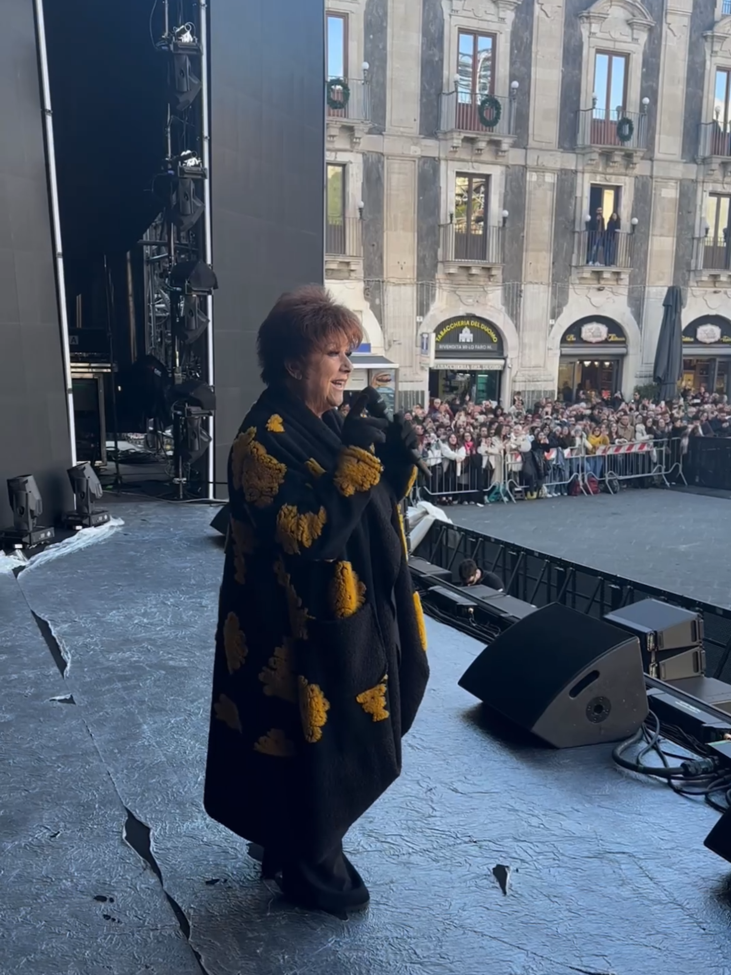 Orietta Berti ❤️ Mille Durante le prove del #capodannoinmusica in Piazza Duomo a Catania #radio105 @oriettabertitiktok