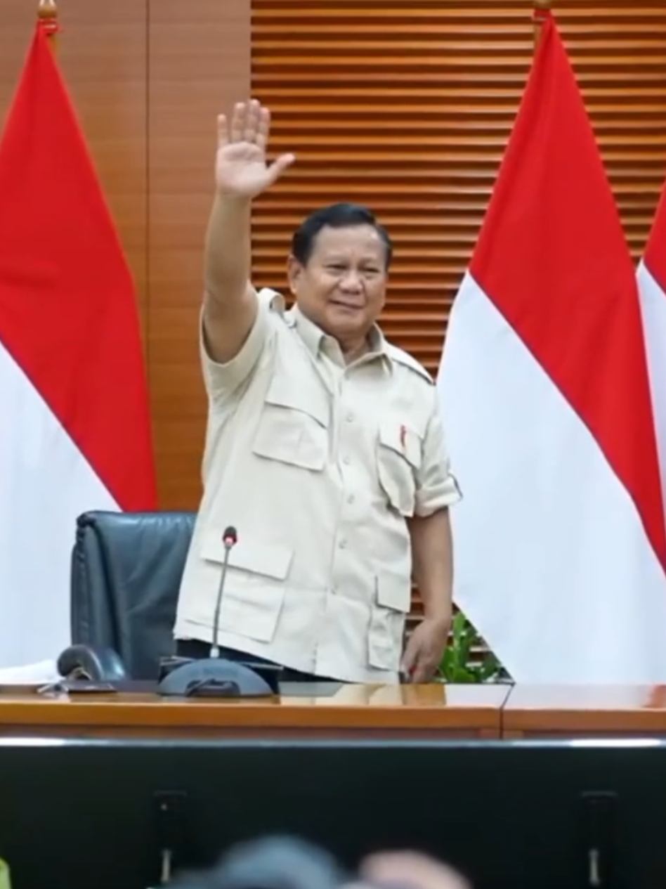 Ket Pers Presiden Prabowo Subianto terkait kenaikan tarif Pajak Pertambahan Nilai (PPN), di Kantor Kementerian Keuangan (Kemenkeu), Jakarta, Selasa (31/12/2024). Pemerintah resmi menaikkan tarif PPN dari 11 persen menjadi 12 persen untuk barang dan jasa mewah yang diberlakukan mulai 1 Januari 2025. Pemerintah juga berkomitmen memberikan paket stimulus ekonomi dengan total mencapai Rp38,6 triliun, setelah kenaikan tarif pajak pertambahan nilai (PPN) menjadi 12 persen mulai berlaku pada 1 Januari 2025. #foryou #masukberanda #fyp #fyppppppppppppppppppppppp #merahputih #menteri #prabowopresiden #presidenprabowo #prabowosubianto #prabowogemoy #prabowo  #prabowopresiden2024 