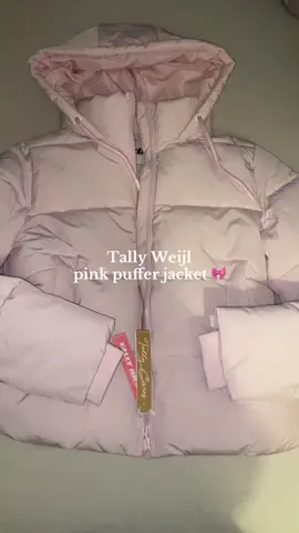 For all the girlies who can’t get their hands on the hollister puffer bcs it’s sold out everywhere :(  #pinkpuffer #hollister #tallyweijl #coquette #coz #dreamy #pink 