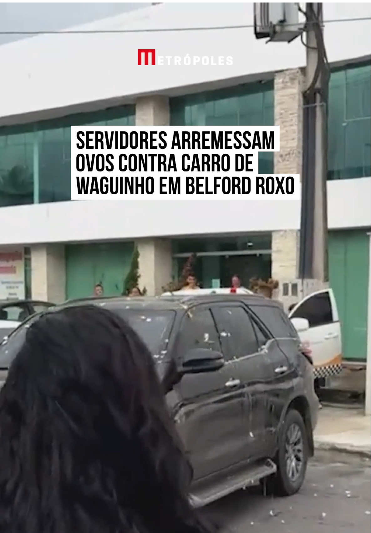 O carro do #prefeito em fim de mandato de #BelfordRoxo (RJ), #WaguinhoCarneiro (Republicanos), foi alvo, nessa segunda-feira (30/12), de #manifestantes durante a inauguração de uma maternidade na cidade fluminense. Servidores públicos que cobram salários atrasados atiraram #ovos contra o veículo oficial do político quando ele deixava o local em sua última agenda como chefe do Executivo municipal. Acompanhado da esposa, a deputada federal Daniela do Waguinho (União-RJ), ex-ministra do Turismo do governo de Luiz Inácio Lula da Silva (PT), o prefeito inaugurava a Maternidade Municipal Pastor Messias Salvo Vaz. Ainda na segunda, manifestantes invadiram o prédio da Prefeitura de Belford Roxo. Eles cobram o pagamento de salários, benefícios e do 13º salário de servidores das áreas da saúde e educação. Waguinho Carneiro deixará o cargo nesta quarta-feira (1º/1), quando o novo prefeito, Márcio Canella (União), tomará posse. O atual chefe do Executivo municipal chegou a tentar eleger o sobrinho, Matheus do Waguinho, para o cargo, mas não teve sucesso. Em decorrência do envolvimento de Waguinho nas eleições municipais deste ano, o Ministério Público Eleitoral do Rio de Janeiro (MPRJ) pediu a inelegibilidade dele por suspeita de uso da máquina pública para favorecer a campanha de Matheus. O Metrópoles procurou a equipe do prefeito para comentar as manifestações e o atraso no pagamento dos salários dos servidores, mas não obteve retorno. O espaço segue aberto. #tiktoknotícias ​📽️ Reprodução