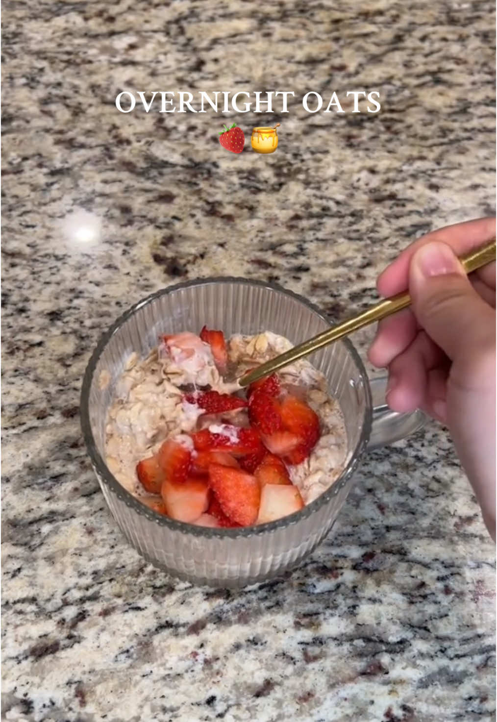 So simple yet sooo good! 🍓🍯 1/2 cup old fashioned oats  1/2 cup oat milk 1/4 cup vanilla yogurt 1/2 tbsp maple syrup  1/2 tbsp vanilla extract  Mix then add what ever topping you’d like ☺️  #overnightoats #overnightsoatsrecipe #oatmeal #healthyfood #breakfastideas #breakfast #mealprep #aesthetic #morning #healthy #healthyrecipes 