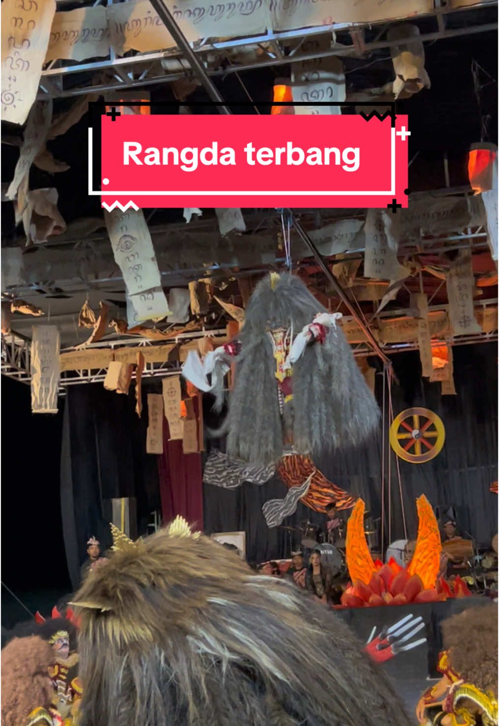 Rangda ikut terbang #kudakepang #jarankepang #temanggung #timus #tms #klesem #awecha #panggungtermegah #warok #rangdaterbang #bali #leak 