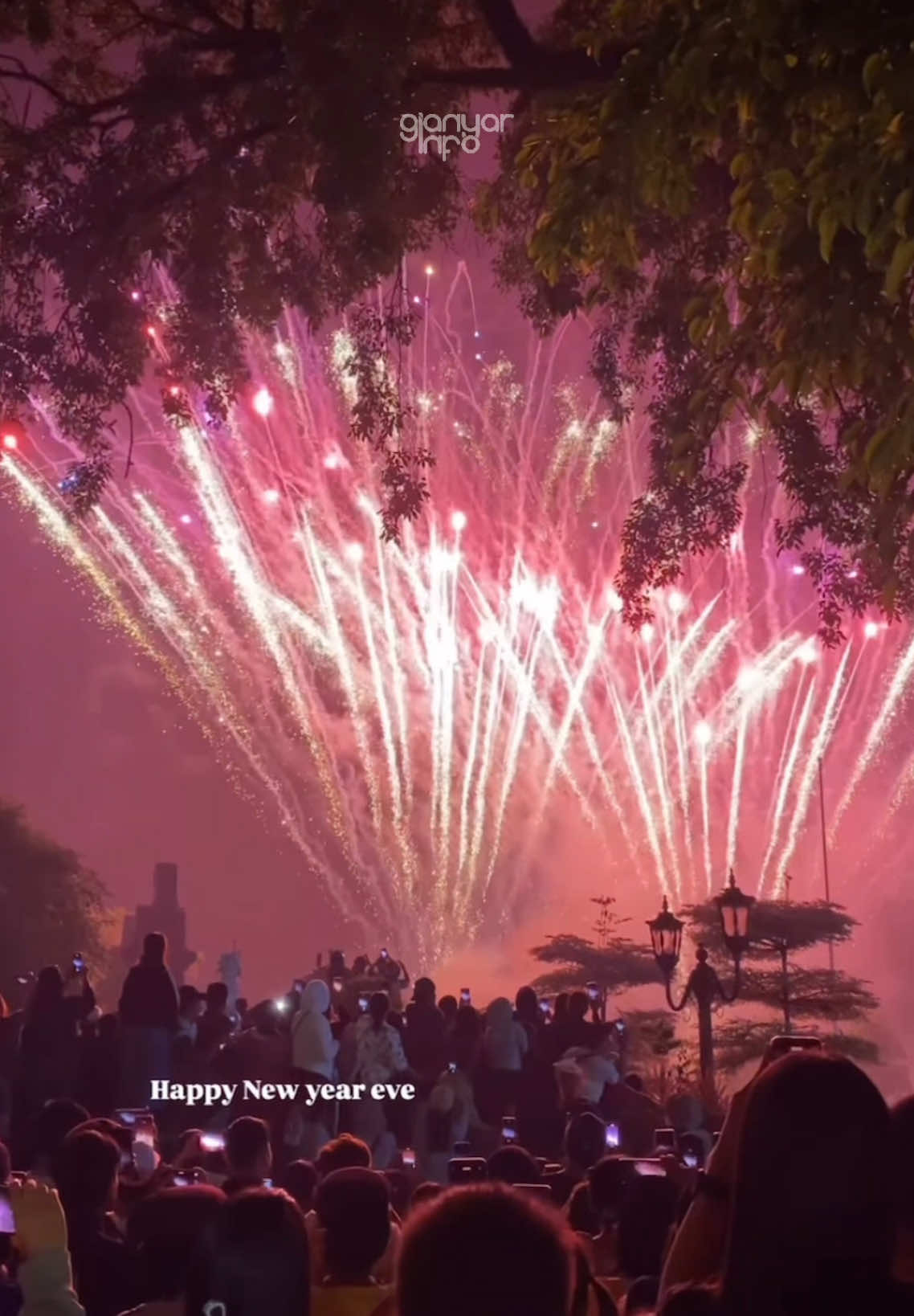 Pesta Kembang Api 🔥 Kemeriahan malam pergantian tahun di Alun-alun Kota Gianyar 🎇