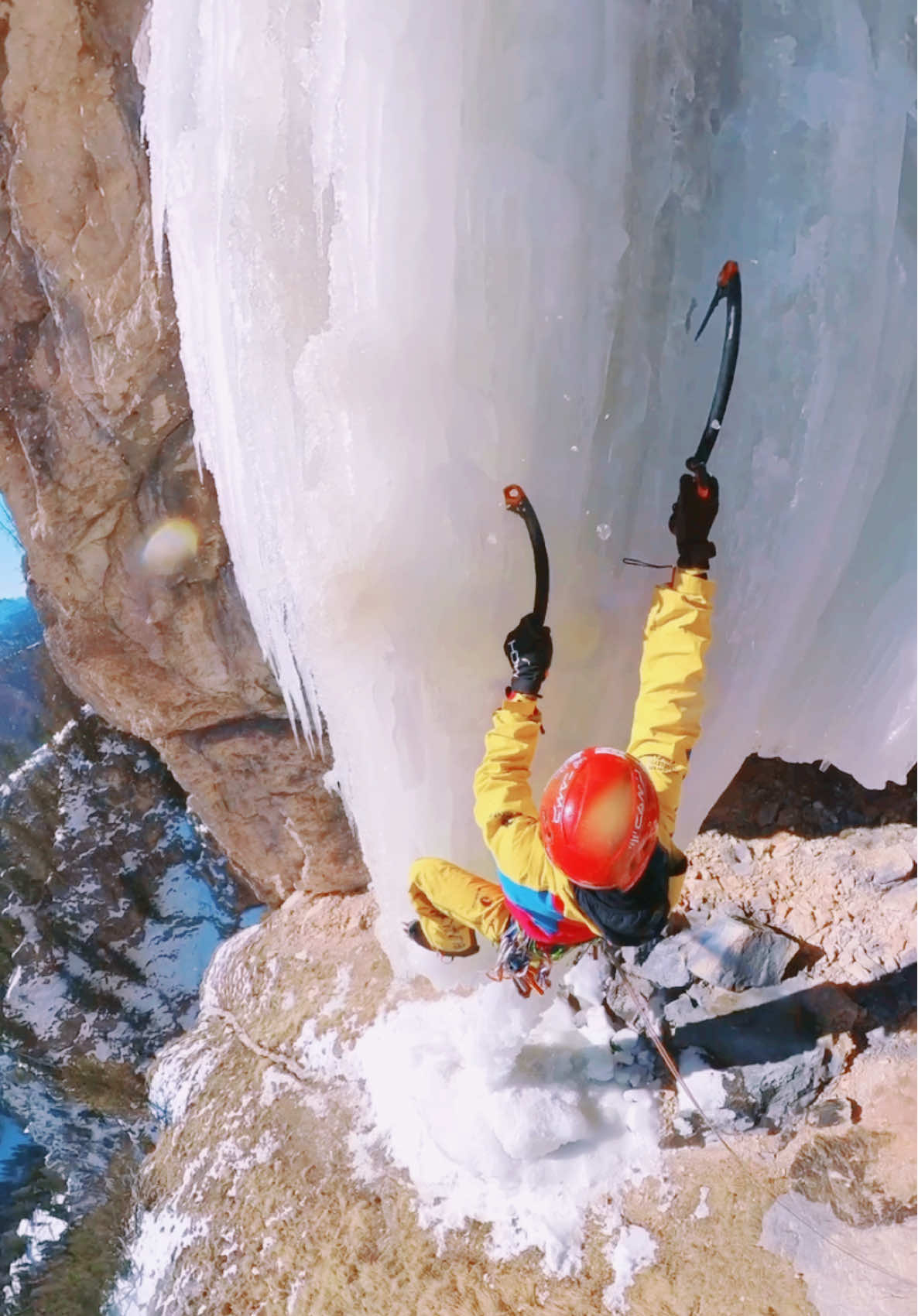 That’s a crazy steep ice climbing. Such a small pillar of ice ⛏⛏ @Daniel Ladurner #climbing #iceclimbing #mountains #adventure #explore #dolomites 