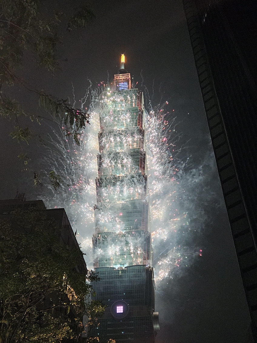 HAPPY NEW YEAR to everyone watching this 🫶🏻🫶🏻 📍 Taipei 101, Taiwan 🇹🇼 #studyabroadvlog #taiwan #studyabroad #taipei_taiwan #exchangestudent #studyabroadtaiwan #happynewyear #newyear #fireworks #taipeifireworks #newyearfireworks #taiwan2025 