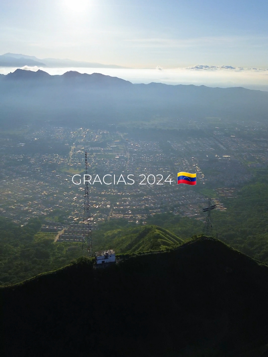 GRACIAS 2024 🇻🇪✈ Gracias a ustedes por disfrutar de este espacio para vivir y recordar lo hermosa que es nuestra Venezuela. Pueden escribir sus mejores deseos para este 2025, los leemos 😍   Play Drone  Más que un vuelo ✈  #destinosvenezuela #droneando #venezuelabonita #feliz2025 #valenciadesdeloscielos #venezueladesdeloscielos 