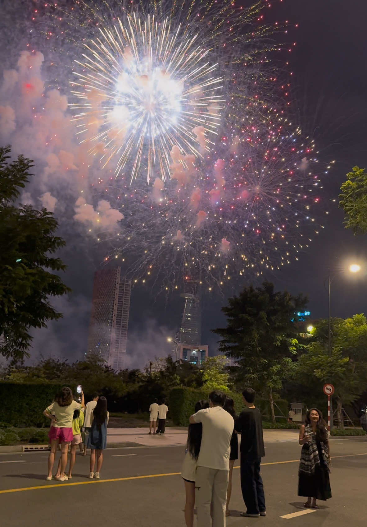 Màn bắn pháo hoa tuyệt đẹp chào năm mới 2025 ở Sài Gòn. #Saigon #saigoncityview #happynewyear2025 